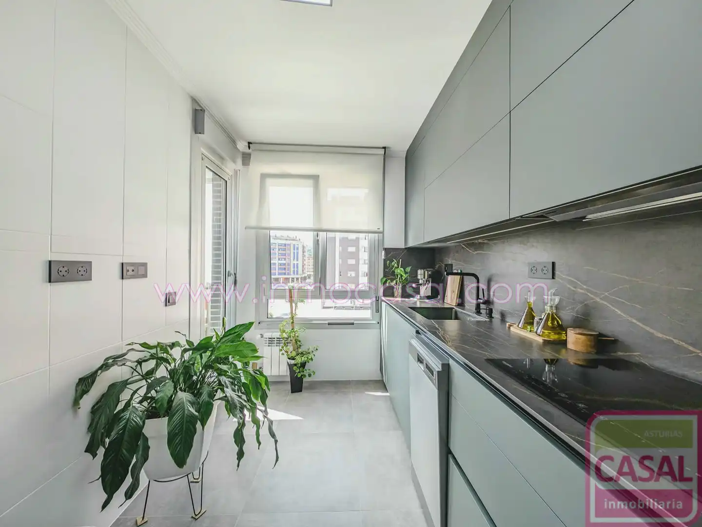 Cocina de Piso en venta en Oviedo  con Calefacción, Terraza y Trastero