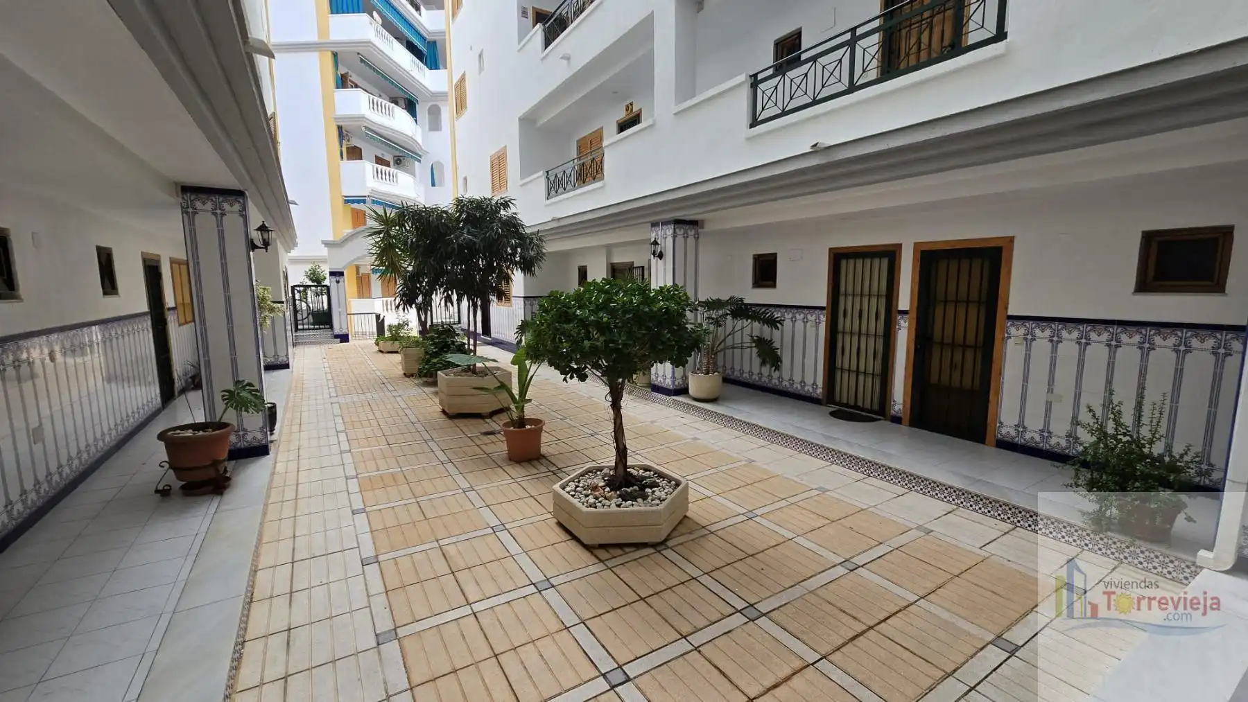 Außenansicht von Wohnungen zum Verkauf in Torrevieja mit Klimaanlage, Terrasse und Abstellraum