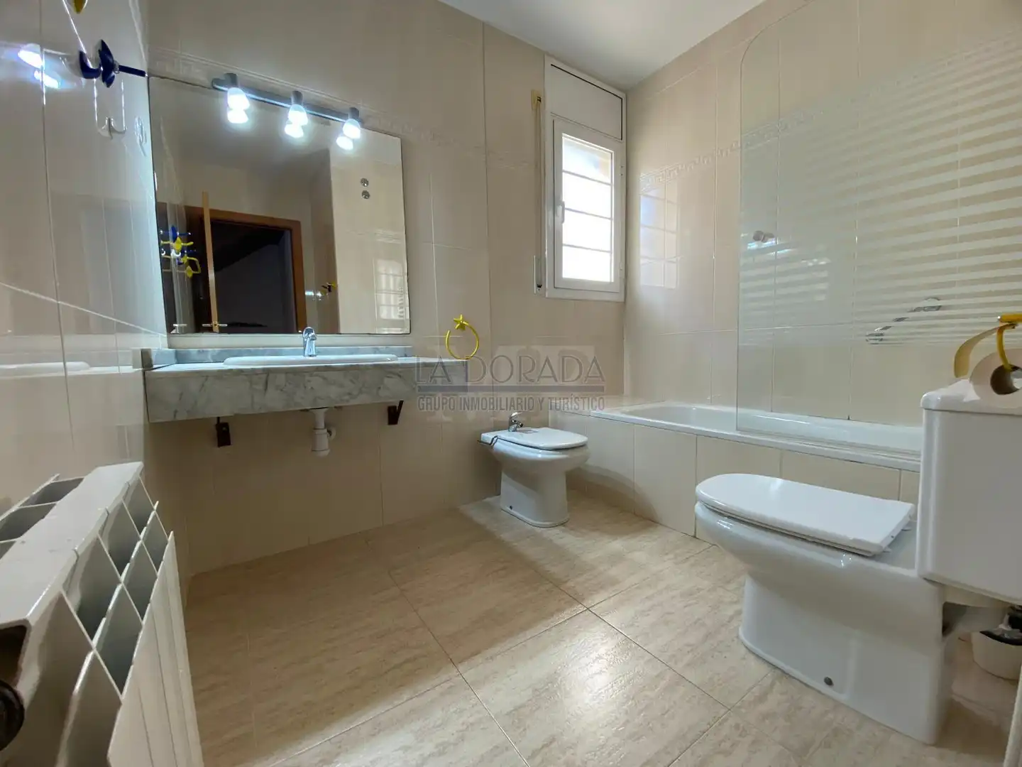 Baño de Casa adosada en venta en Cambrils con Aire acondicionado, Calefacción y Jardín privado