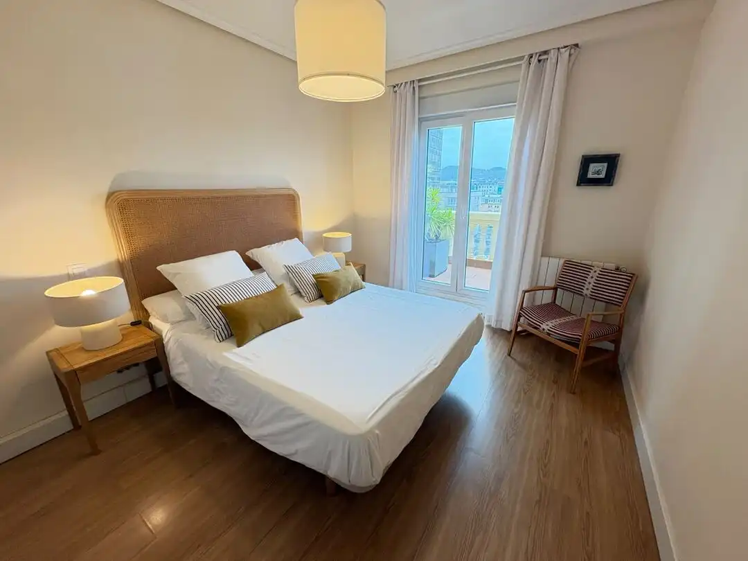 Schlafzimmer von Wohnung zur Miete in Donostia - San Sebastián  mit Heizung, Terrasse und Ofen