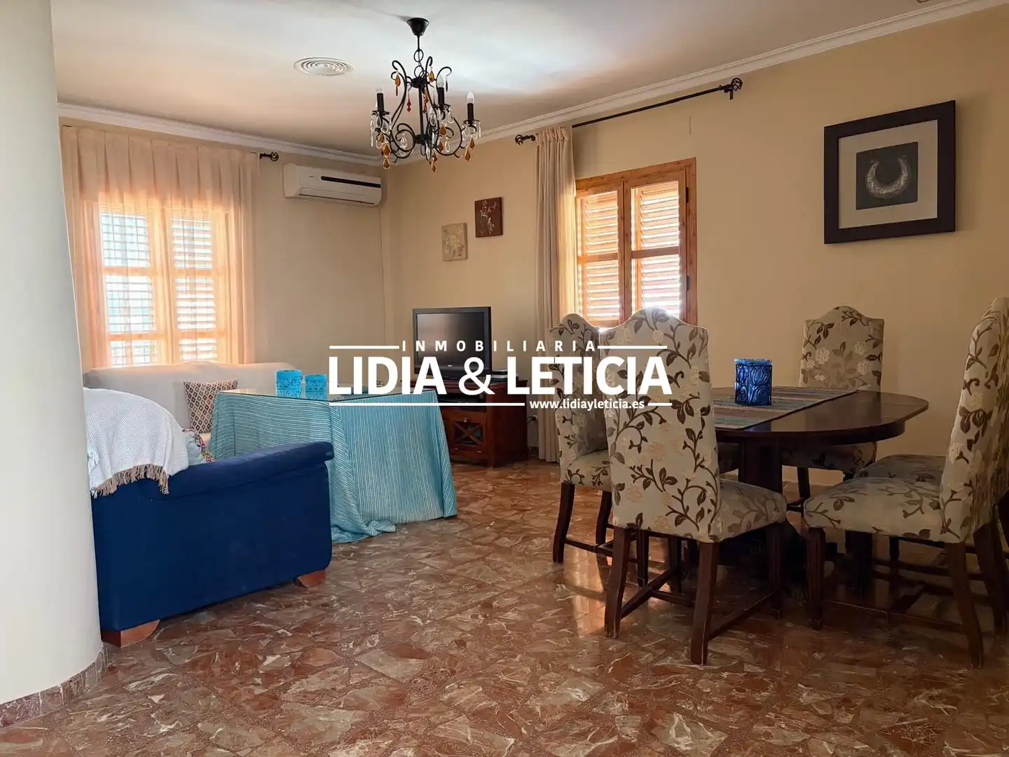 Sala d'estar de Casa o xalet en venda en Alcalá de Guadaira amb Aire condicionat, Traster i Piscina