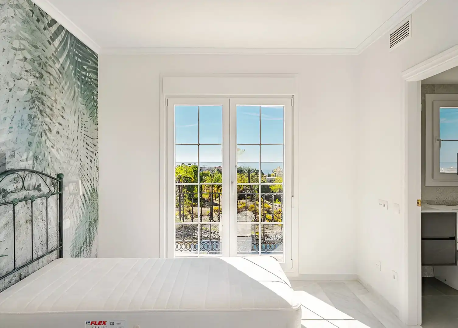 Dormitori de Casa adosada en venda en Estepona amb Aire condicionat, Jardí privat i Terrassa