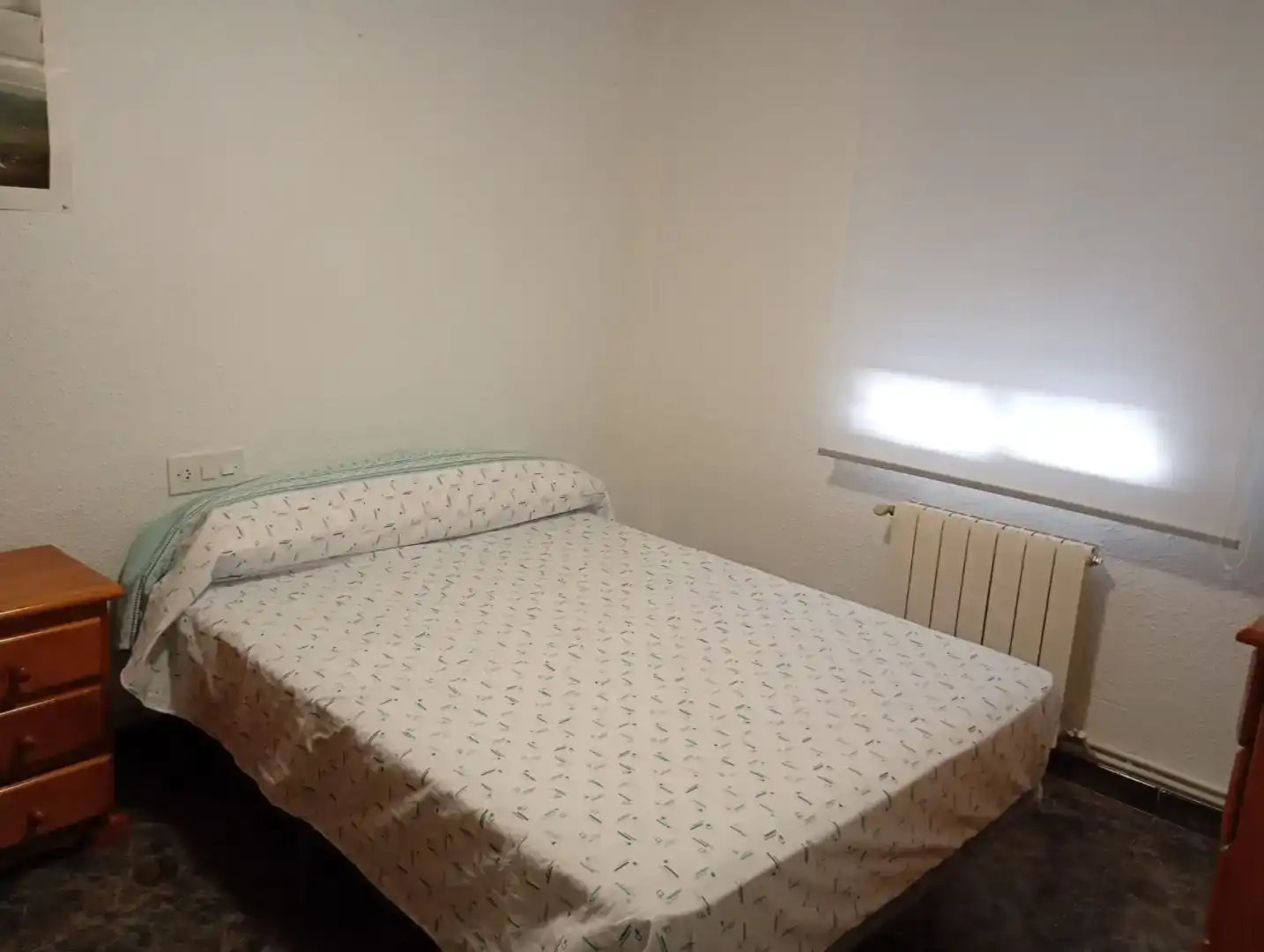 Bedroom of Flat for share in Chiva  with Air Conditioner, Storage room and Furnished