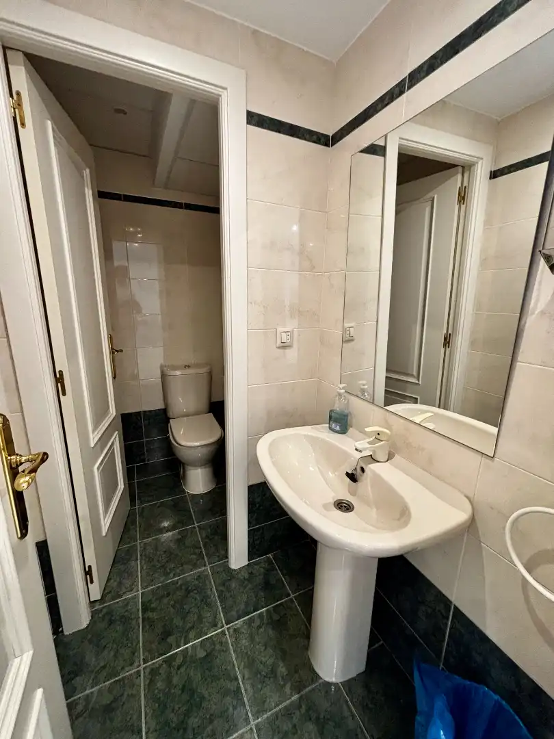 Bathroom of Office for rent in Pinto  with Air Conditioner, Heating and Alarm