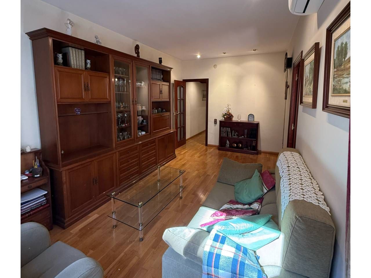 Living room of Flat for sale in  Barcelona Capital  with Air Conditioner, Parquet flooring and Furnished