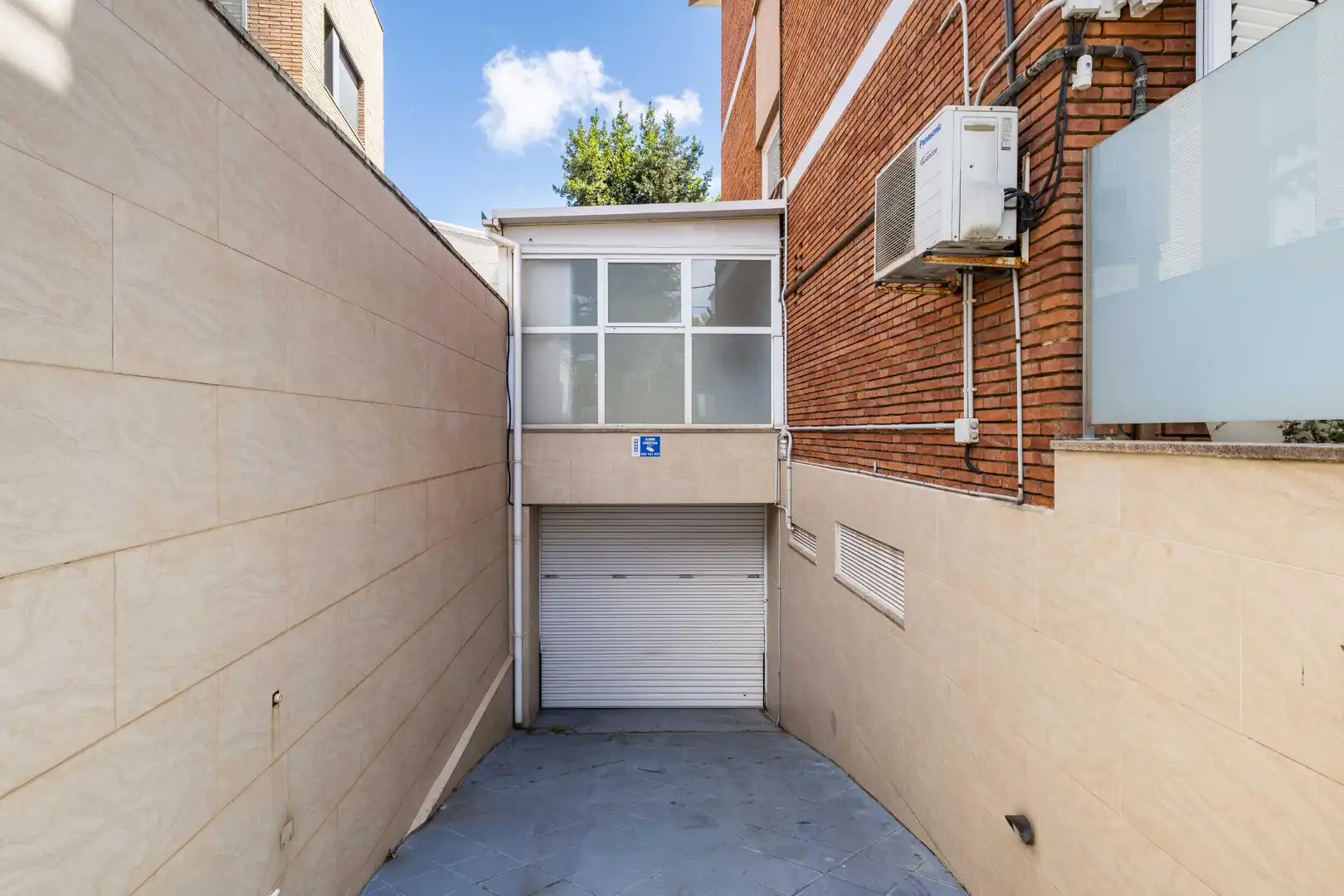 Vista exterior de Casa o xalet en venda en Barcelona amb Aire condicionat, Calefacció i Jardí privat