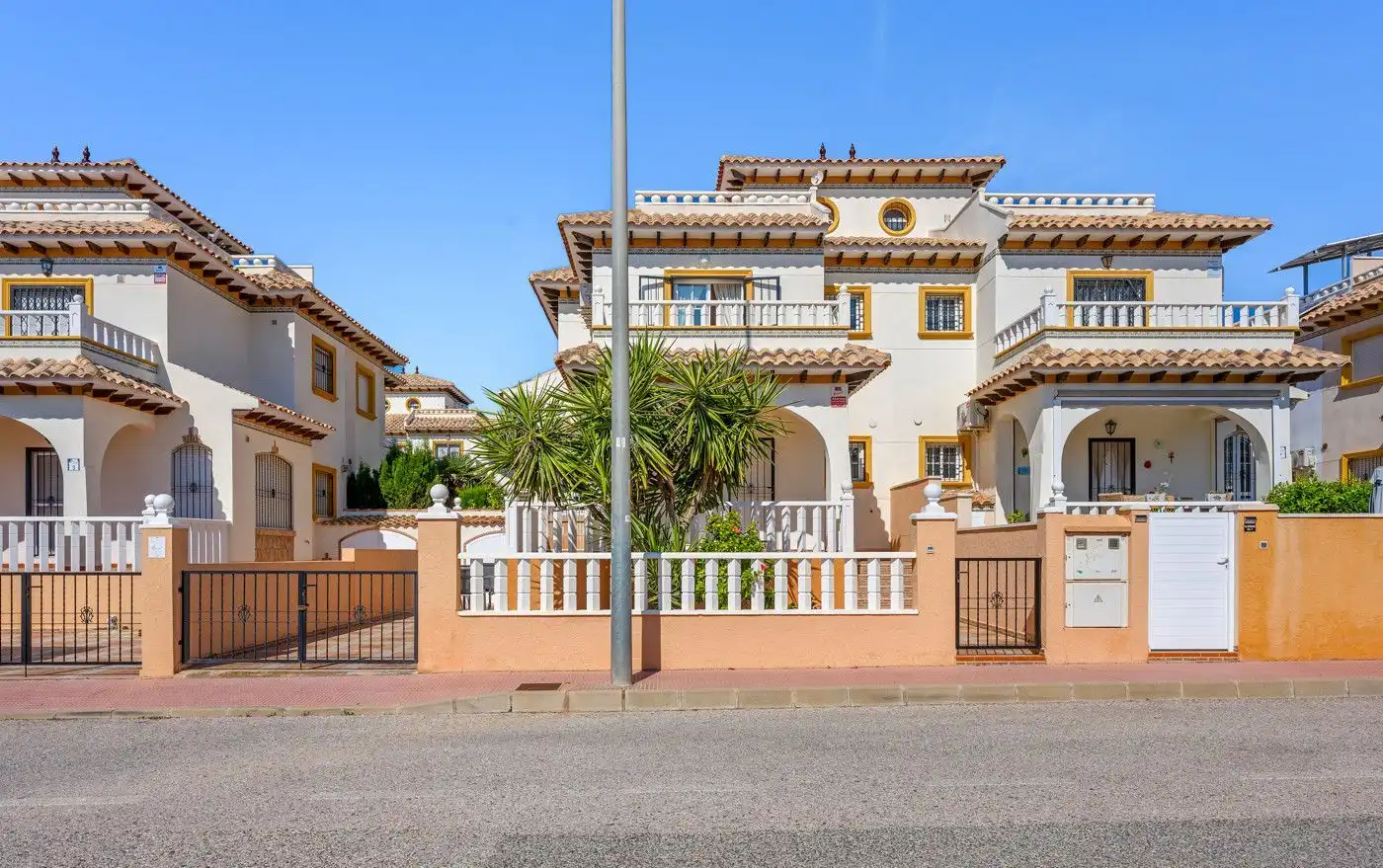 Vista exterior de Casa adosada en venta en Orihuela con Aire acondicionado, Jardín privado y Terraza