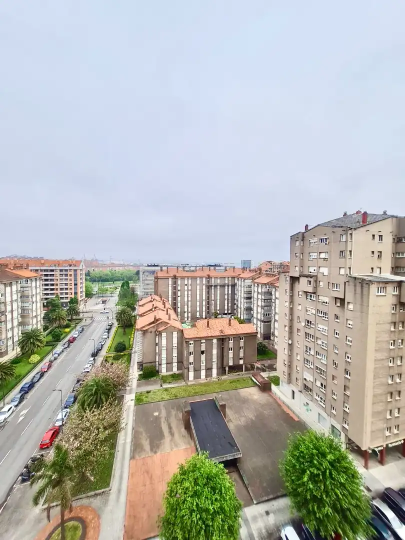 Vista exterior de Pis en venda en Gijón  amb Jardí privat, Parquet i Traster