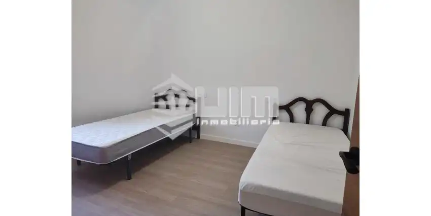 Flat for rent in DEL TRABAJO, Avenida de Abril - 9 de Octubre