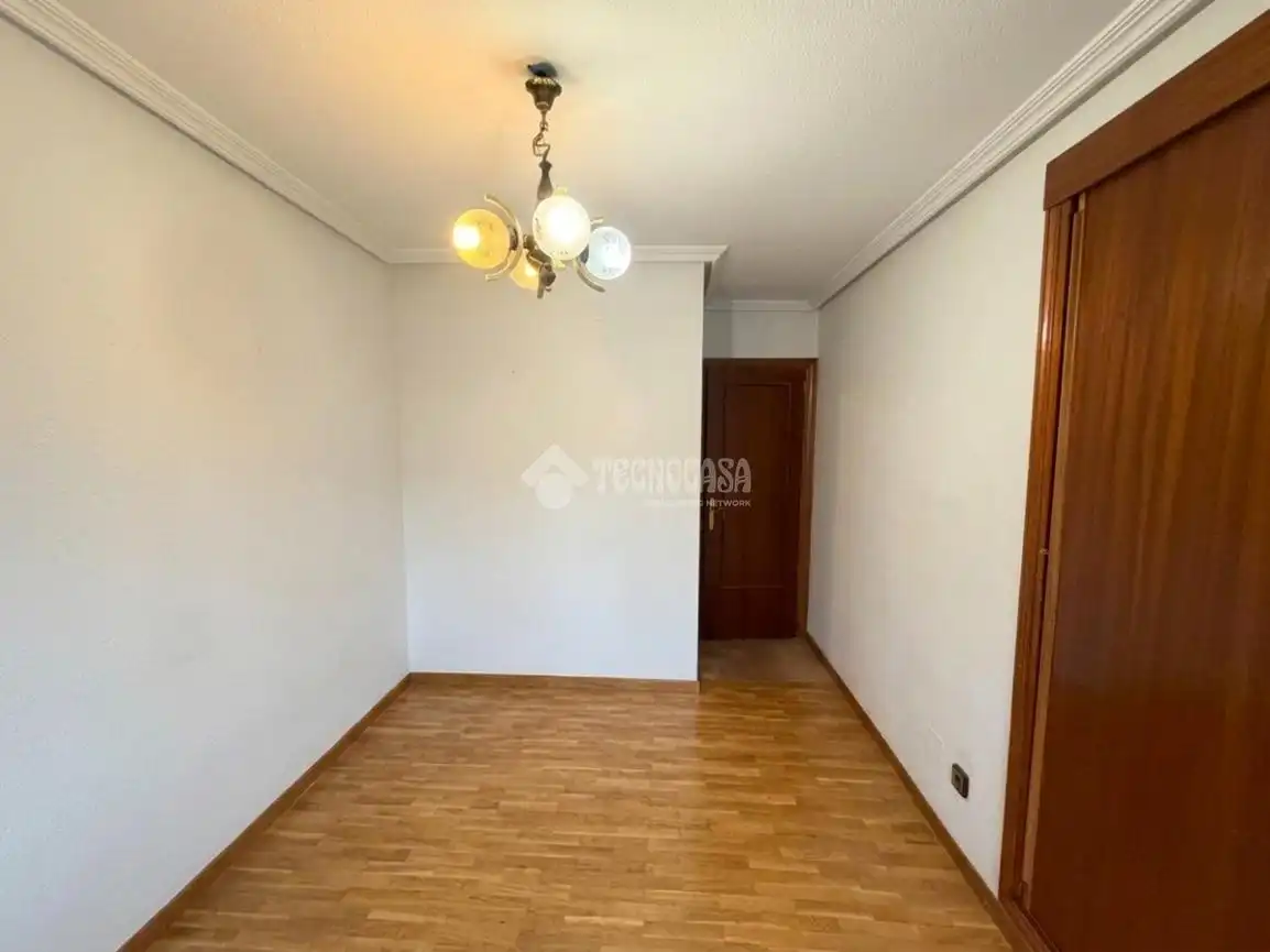 Dormitori de Pis en venda en Valladolid amb Calefacció, Parquet i Terrassa