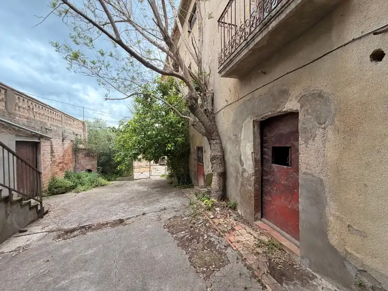 Vista exterior de Casa o xalet en venda en Saus, Camallera i Llampaies amb Terrassa i Balcó