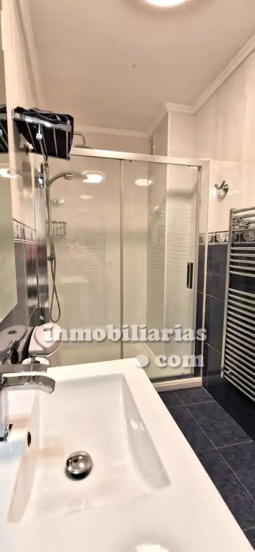 Baño de Ático en venta en Castro-Urdiales con Calefacción, Parquet y Trastero