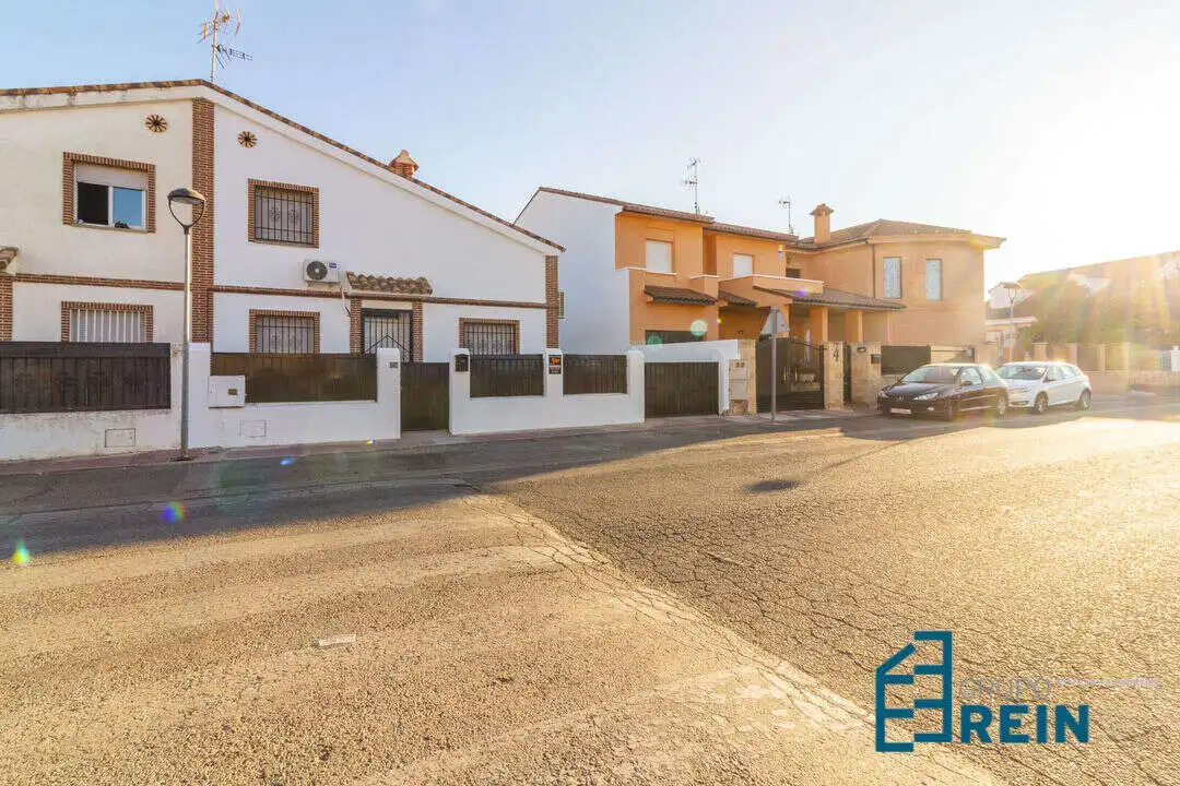 Casa adosada de alquiler en Calle Tomás Bretón, Magán