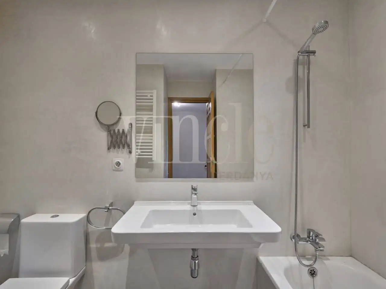 Bathroom of Detached homes for rent in Alp  with Heating and Parquet flooring