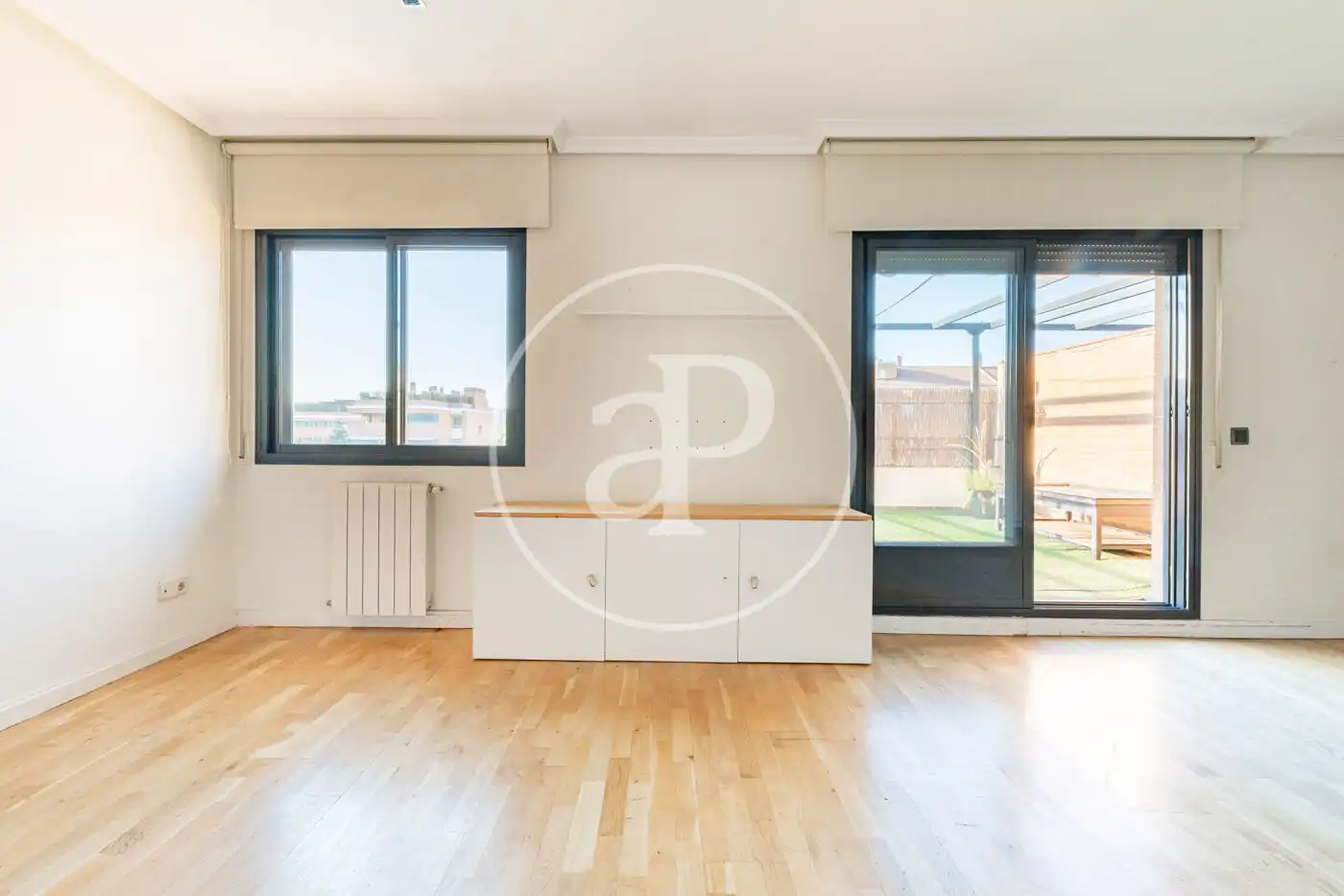Wohnzimmer von Wohnung zum Verkauf in La Moraleja mit Klimaanlage, Heizung und Privatgarten