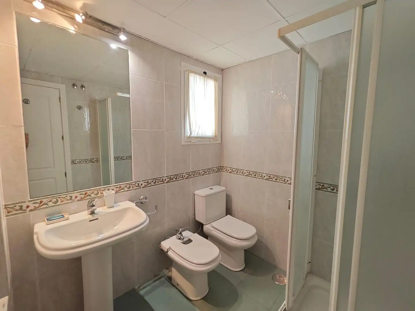 Badezimmer von Wohnung zur Miete in Benalmádena mit Klimaanlage, Terrasse und Gemeinschaftspool