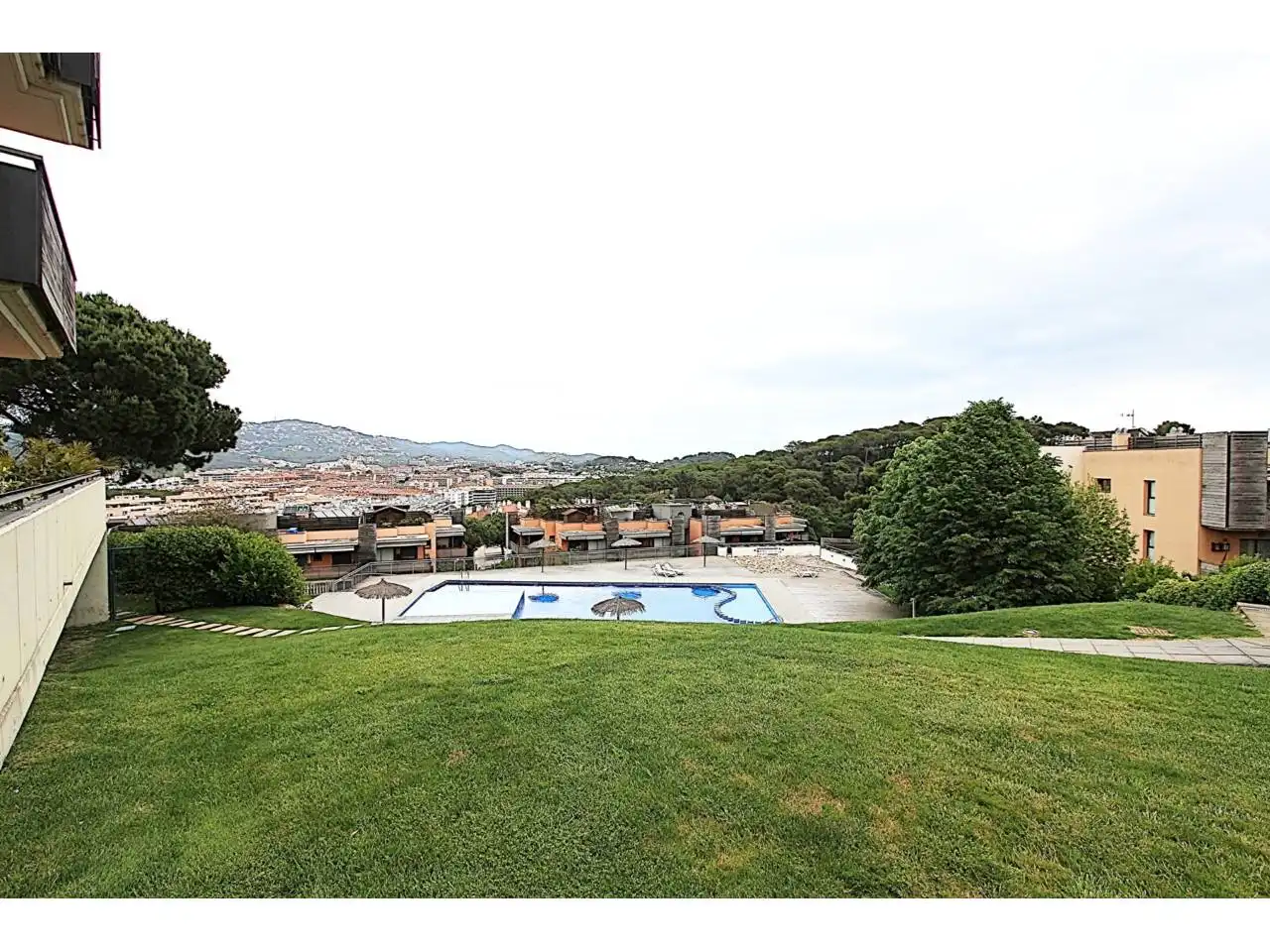 Schwimmbecken von Wohnung zum Verkauf in Lloret de Mar mit Klimaanlage, Heizung und Privatgarten