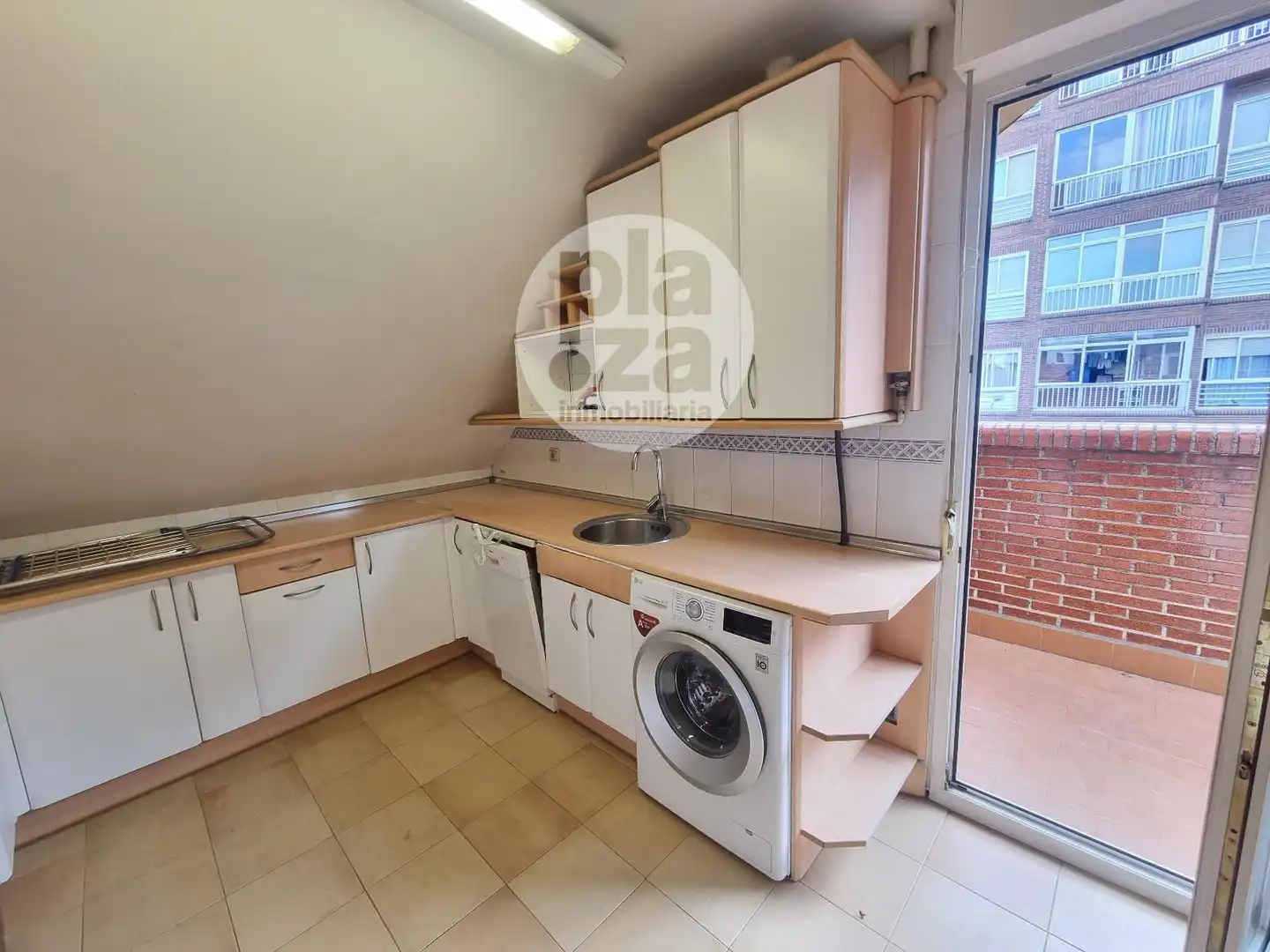 Cocina de Ático de alquiler en Burgos con Calefacción, Terraza y Trastero