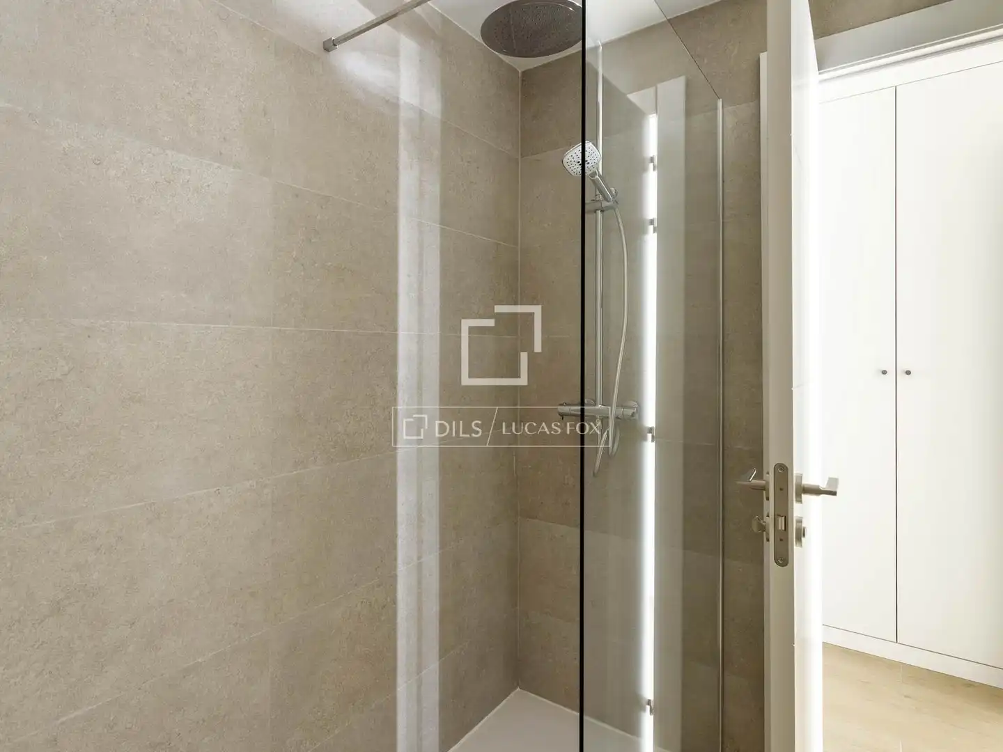 Bathroom of Flat for rent in Madrid  with Air Conditioner, Heating and Parquet flooring
