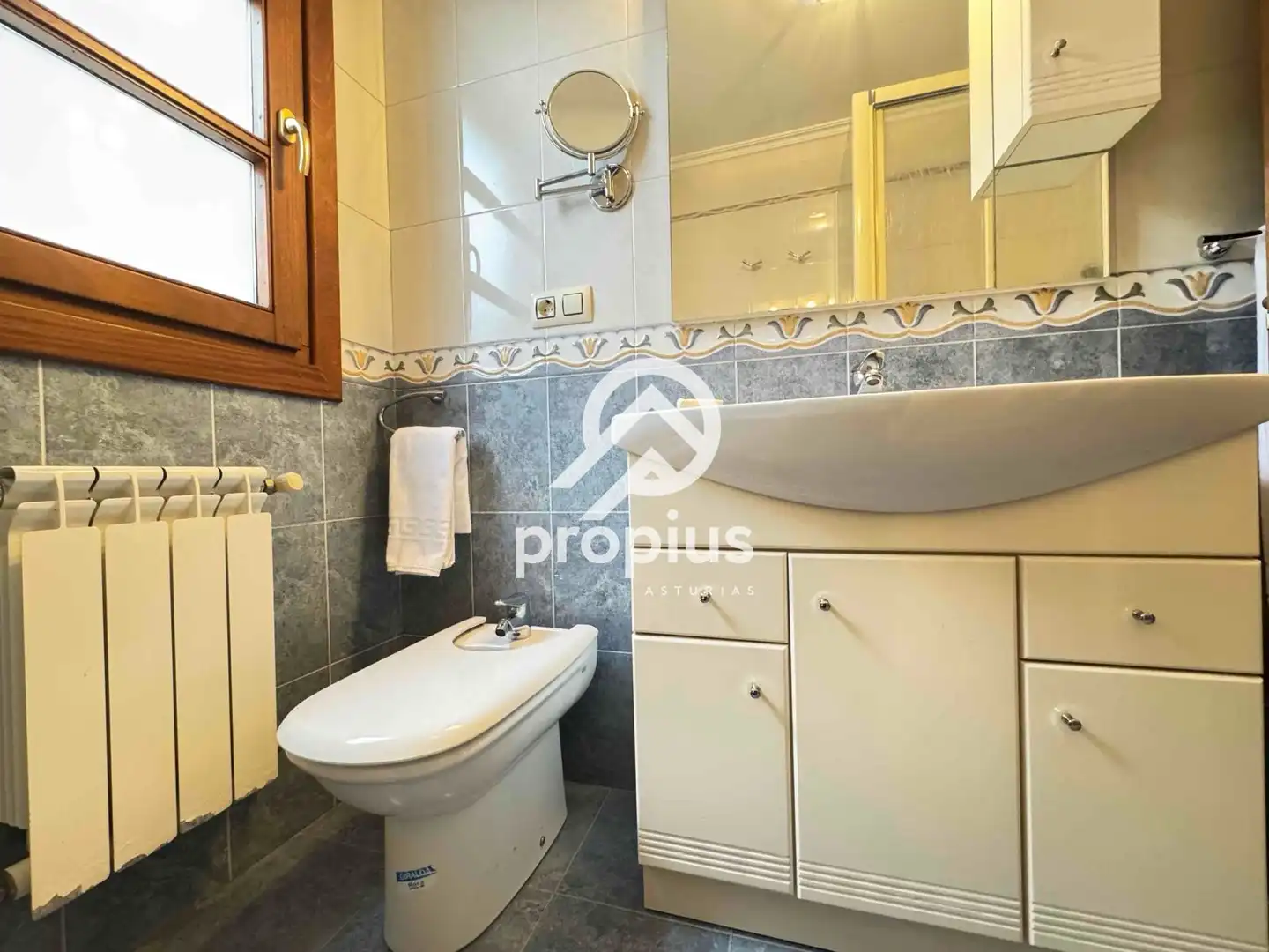 Baño de Piso en venta en Llanes con Calefacción, Parquet y Trastero