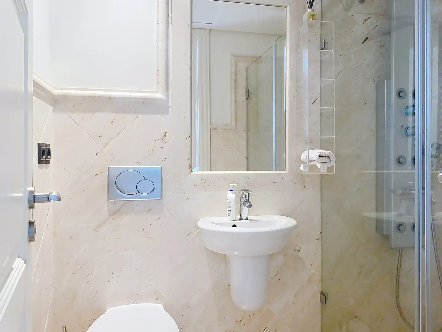 Bany de Apartament en venda en Estepona amb Aire condicionat, Terrassa i Piscina