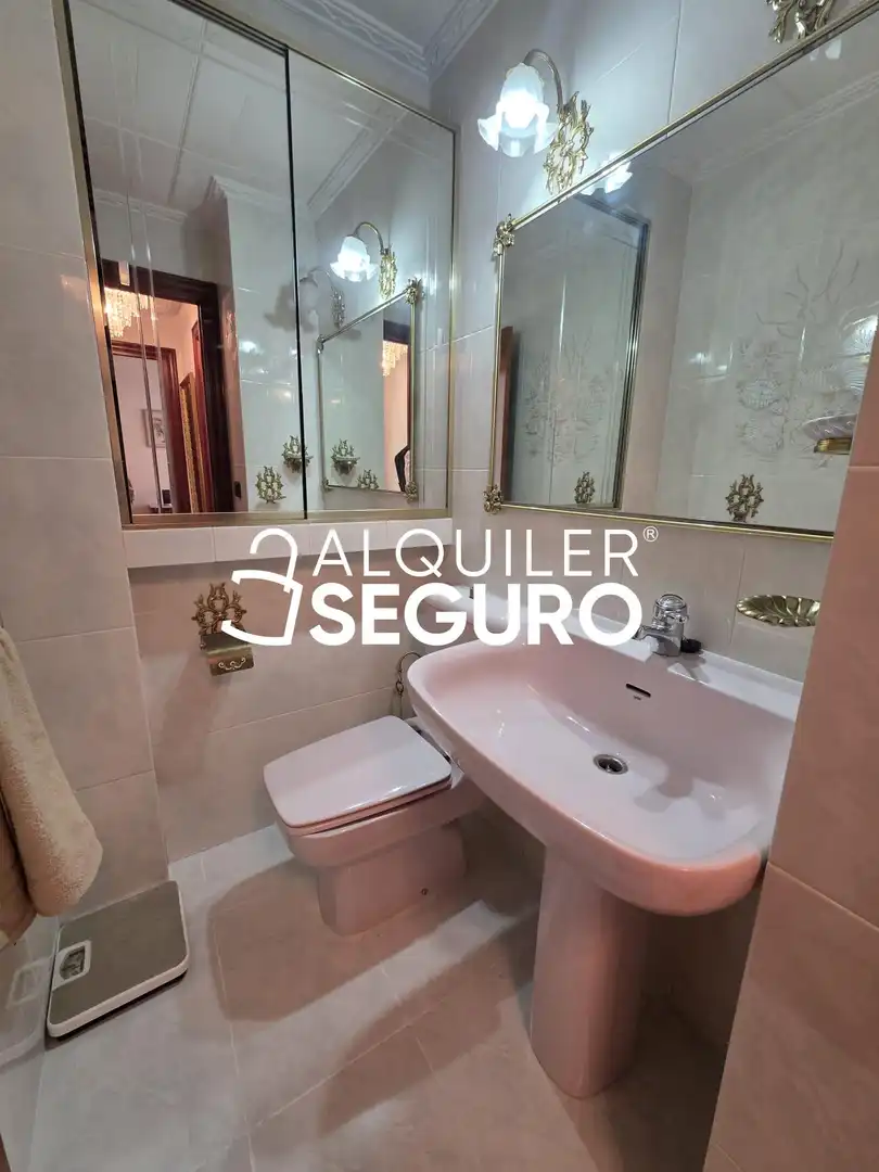 Bathroom of Flat for rent in Burgos  with Heating, Terrace and Furnished