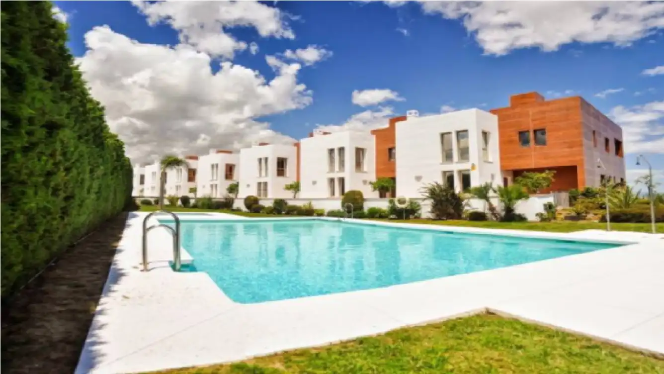 Vista exterior de Casa adosada de alquiler con opción a compra en Benahavís con Aire acondicionado, Terraza y Trastero