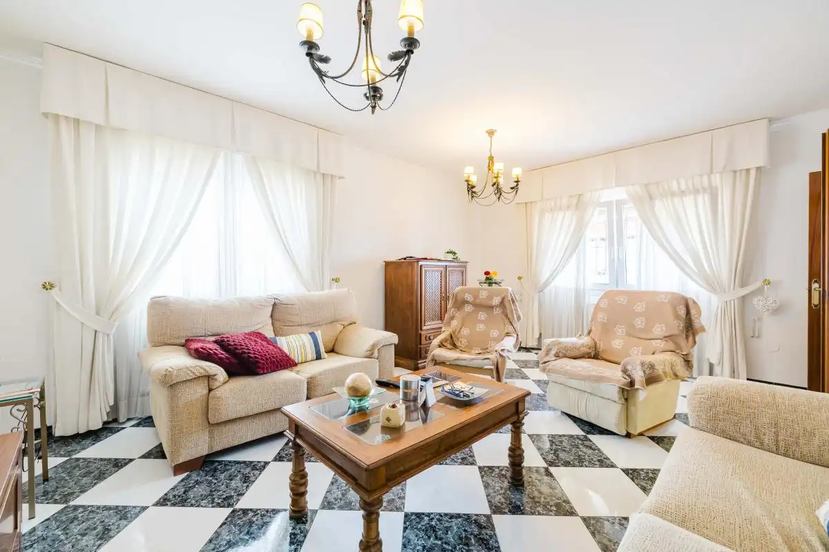 Sala d'estar de Casa adosada en venda en Benalmádena amb Aire condicionat, Calefacció i Jardí privat