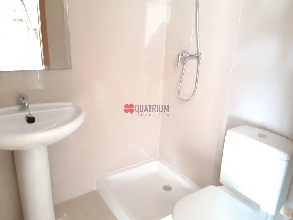 Bathroom of Houses for rent in Santiago de Compostela   with Heating, Terrace and Storage room