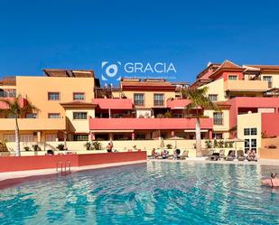 Vista exterior de Àtic en venda en Adeje amb Terrassa, Piscina i Piscina comunitària