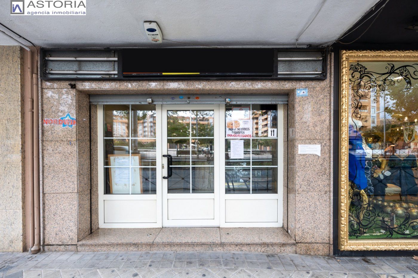 Vista exterior de Local en venta en  Granada Capital con Aire acondicionado
