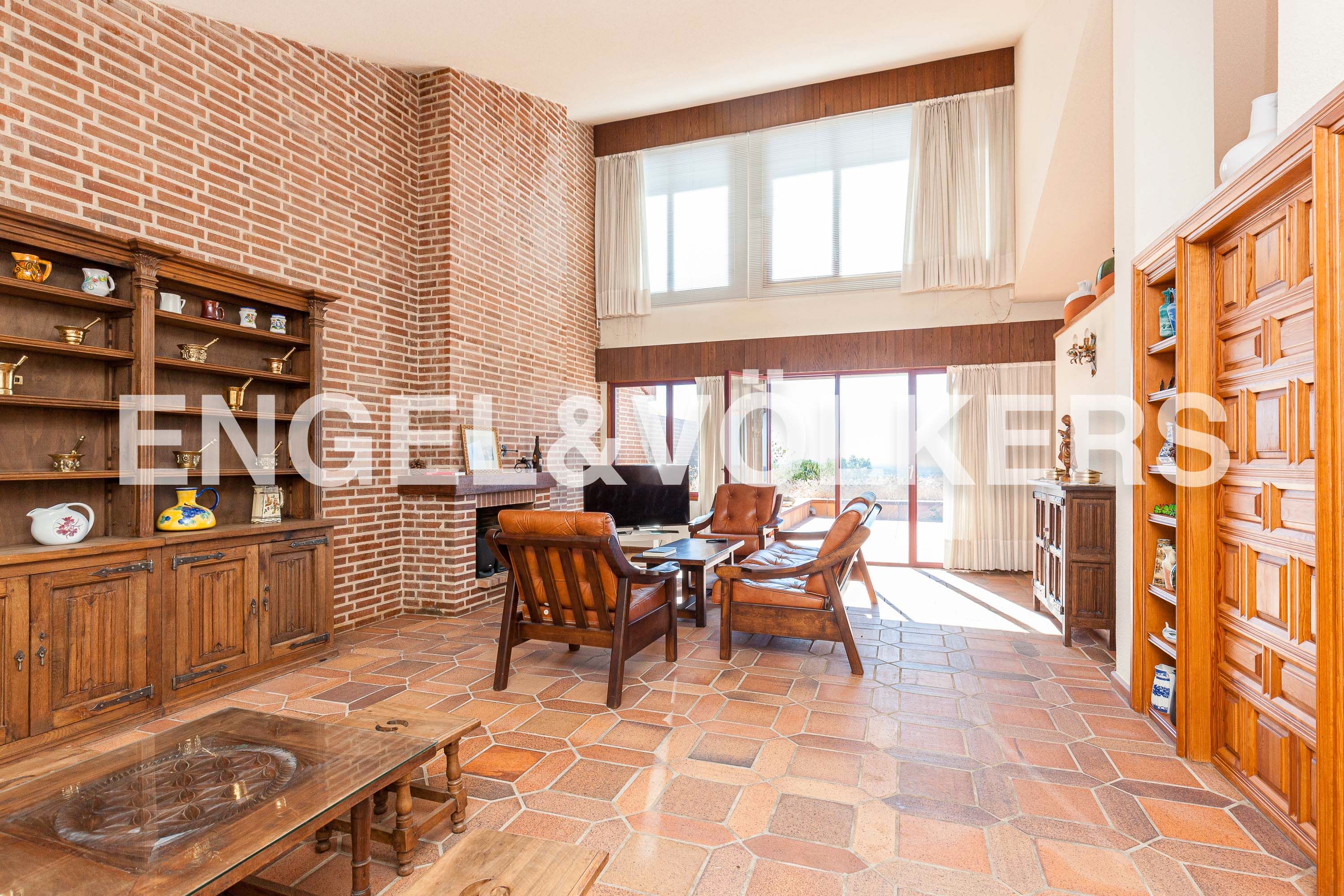 Sala d'estar de Casa o xalet en venda en San Lorenzo de El Escorial amb Calefacció