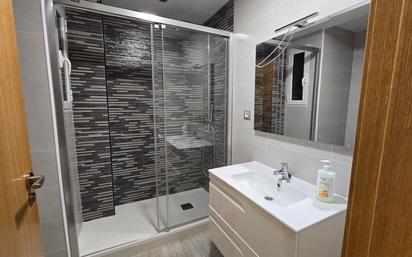 Bathroom of Flat to rent in  Valencia Capital  with Air Conditioner, Oven and Washing machine