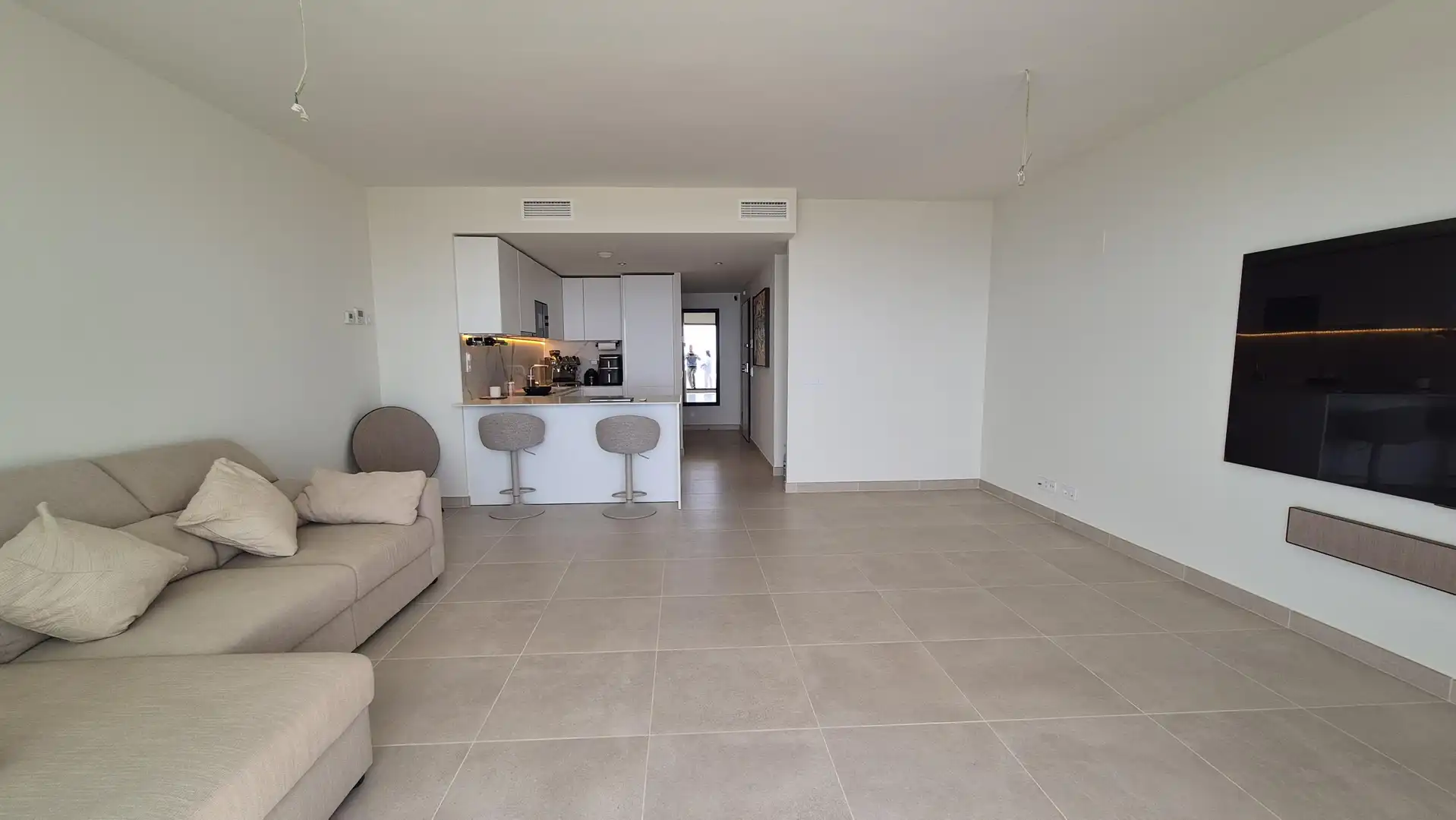 Sala d'estar de Àtic de lloguer en Benalmádena amb Aire condicionat, Calefacció i Jardí privat