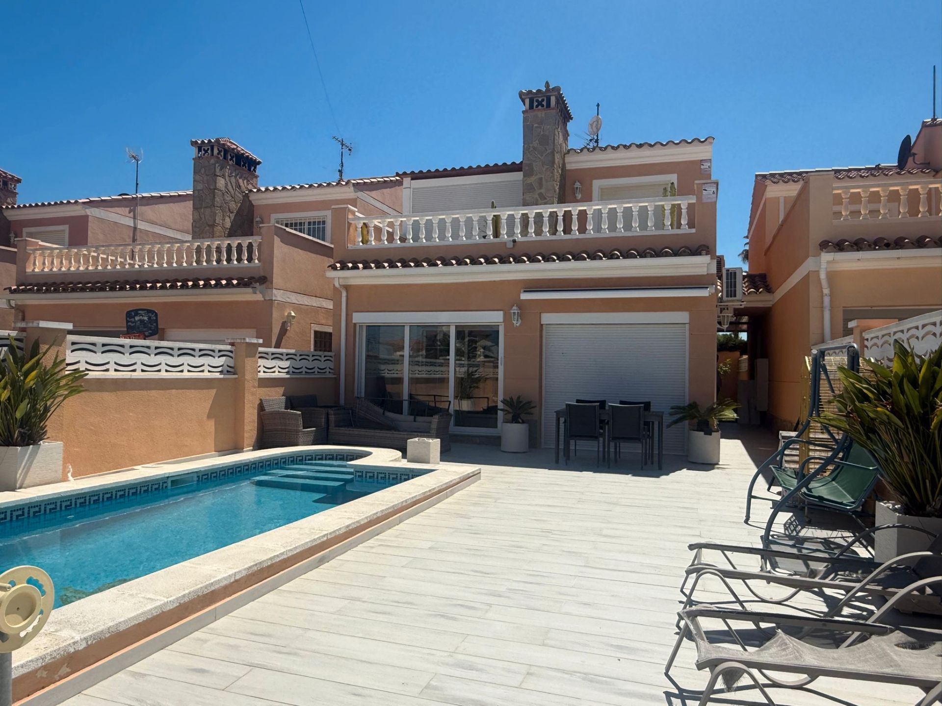 Vista exterior de Casa o xalet en venda en Mont-roig del Camp amb Aire condicionat, Calefacció i Jardí privat