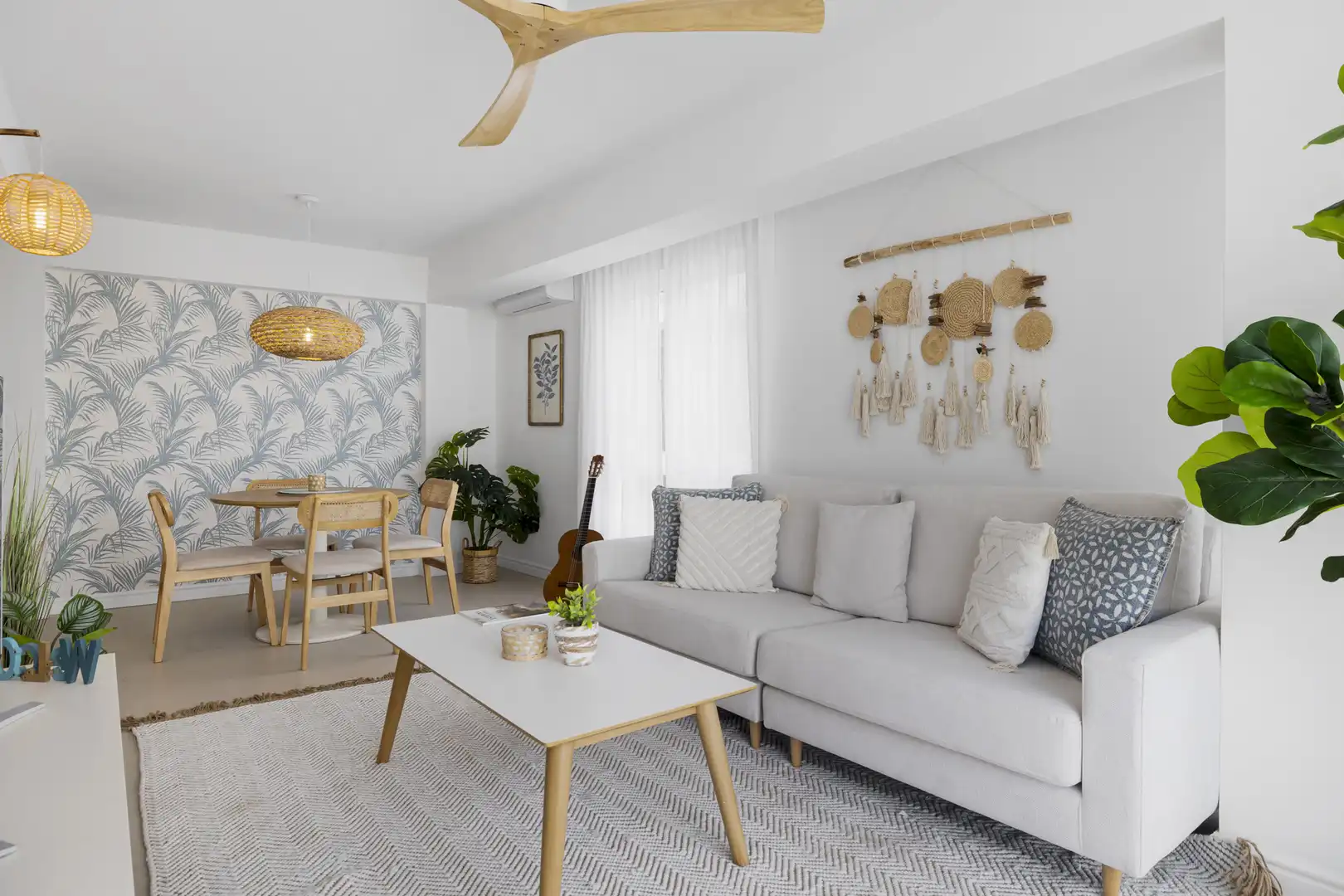 Sala d'estar de Apartament en venda en Estepona amb Aire condicionat