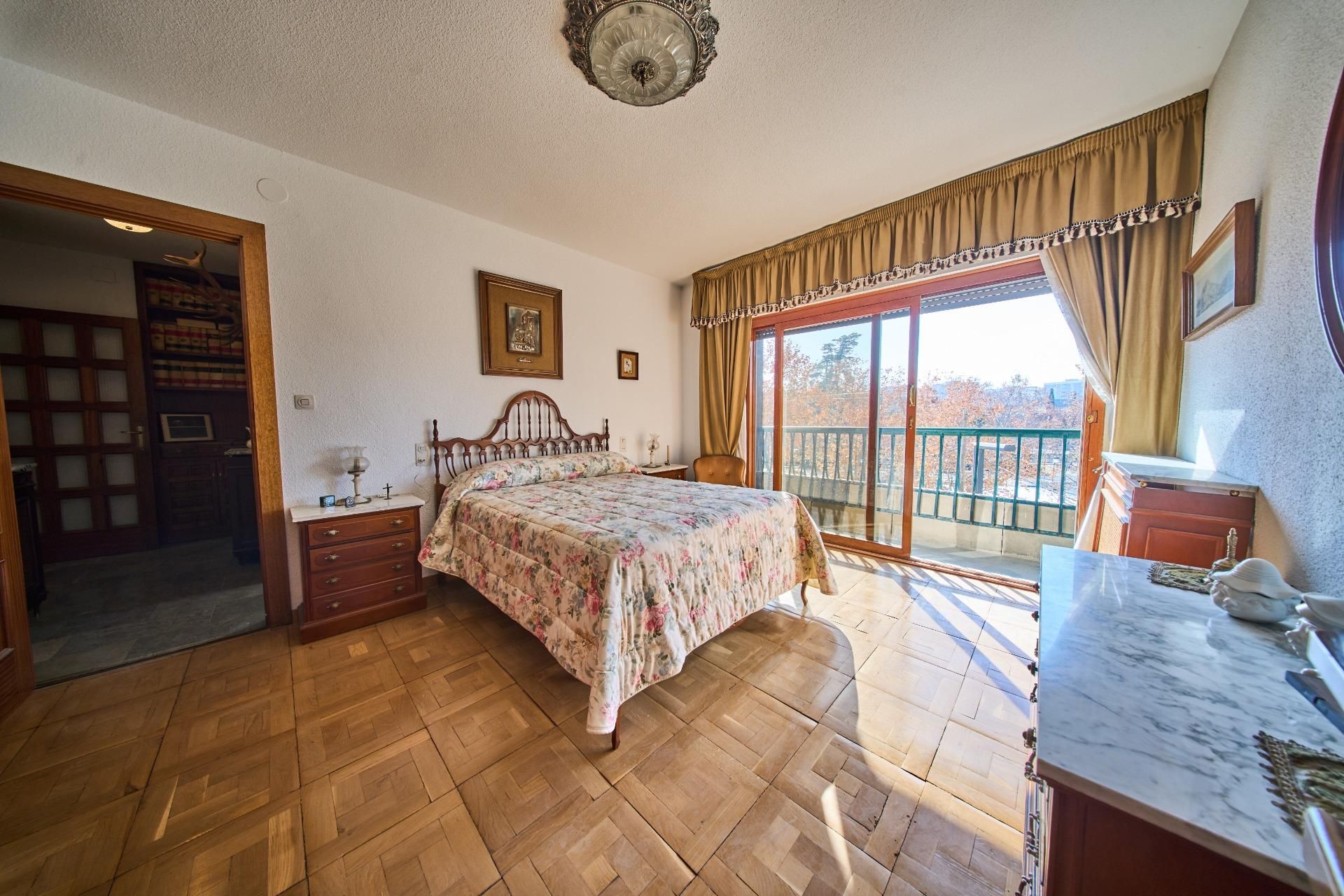 Dormitori de Pis en venda en  Granada Capital amb Balcó