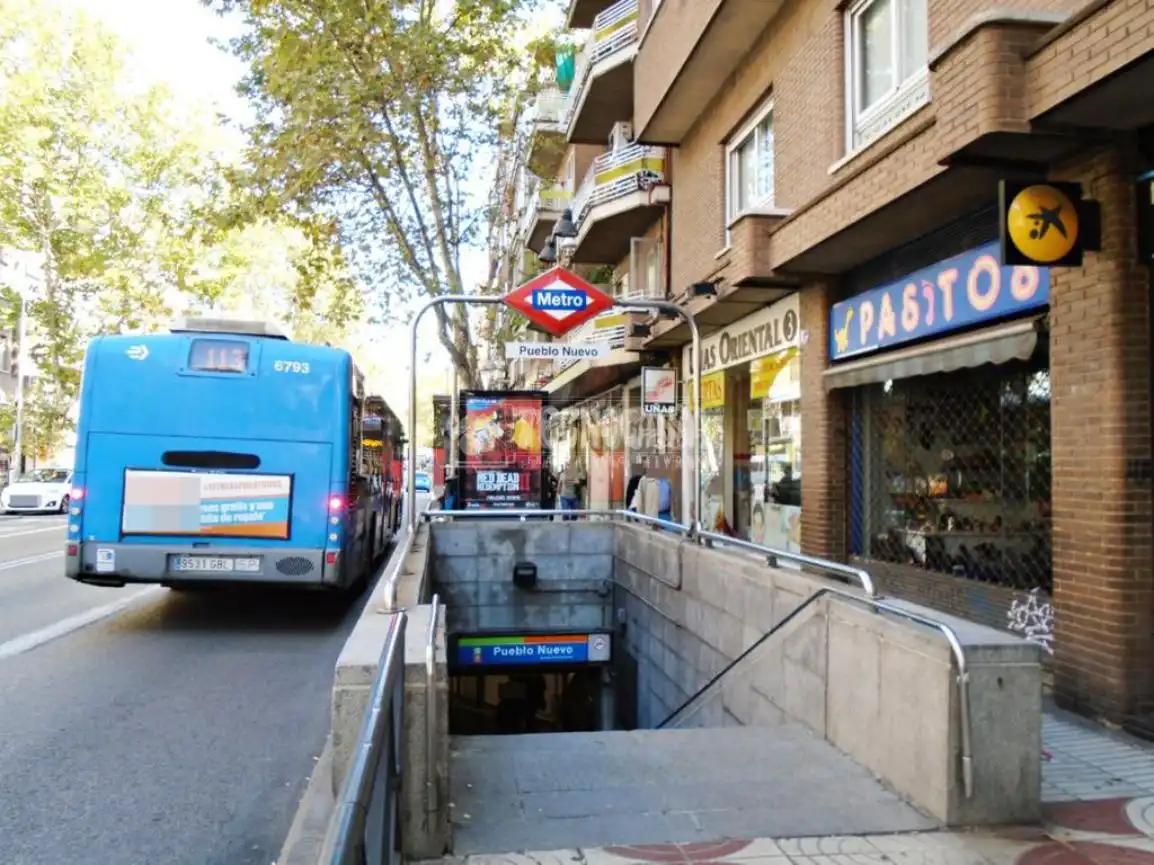 Vista exterior de Piso en venta en Madrid con Calefacción y Terraza