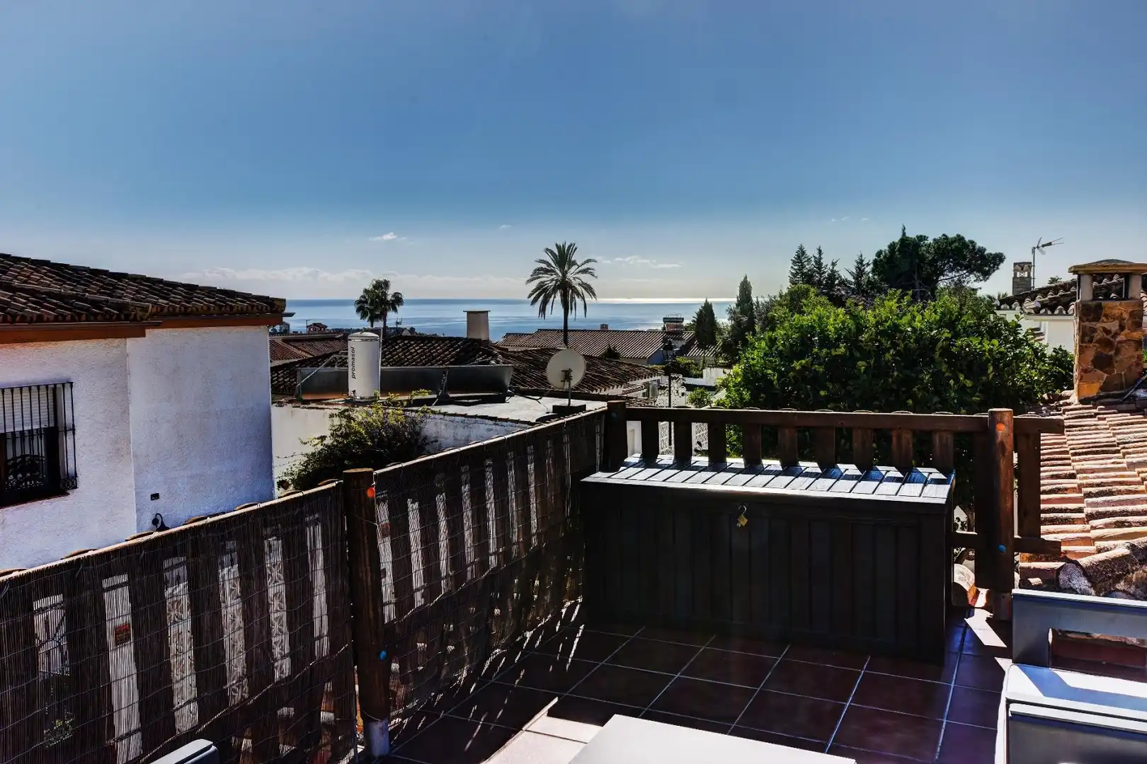 Vista exterior de Casa o xalet en venda en Benalmádena amb Aire condicionat, Terrassa i Traster