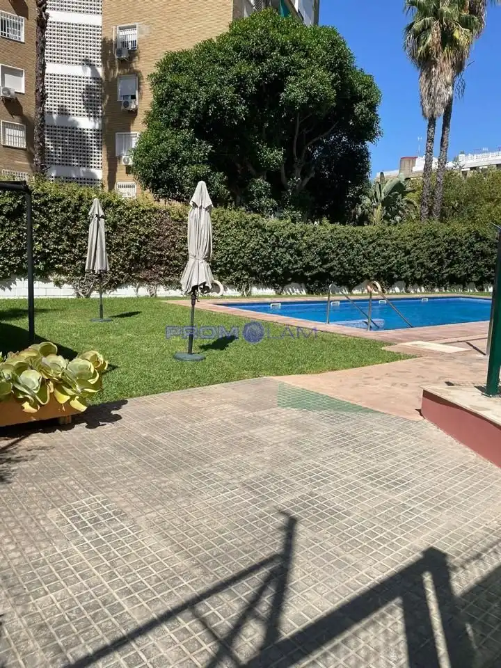 Piscina de Pis en venda en Sevilla amb Aire condicionat