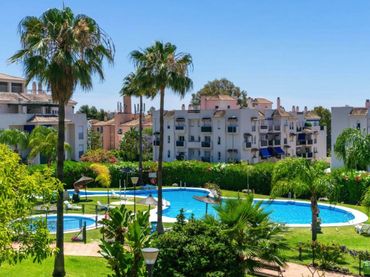 Ground floor with pool for sale in Nueva Andalucía
