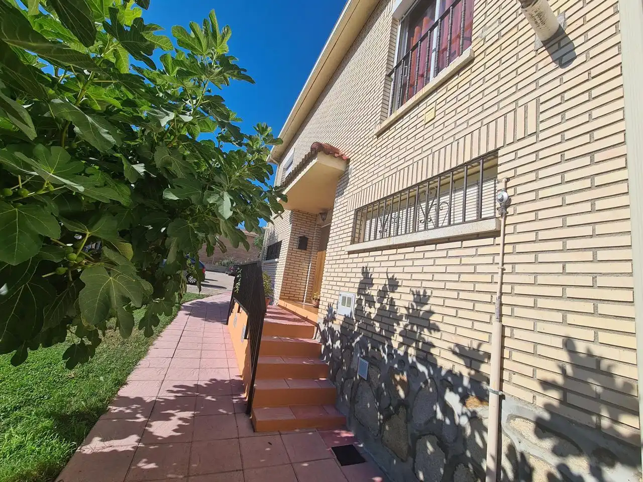 Exterior view of Houses for sale in La Adrada   with Private garden, Storage room and Balcony