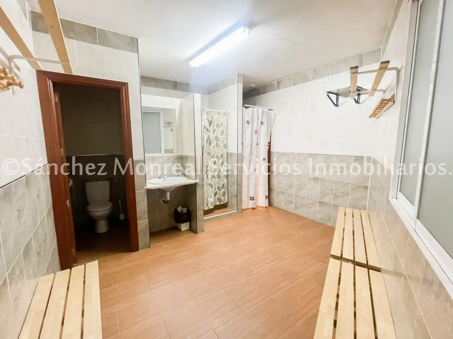 Badezimmer von Geschaftsraum zum Verkauf in Herencia mit Klimaanlage, Heizung und Möbliert