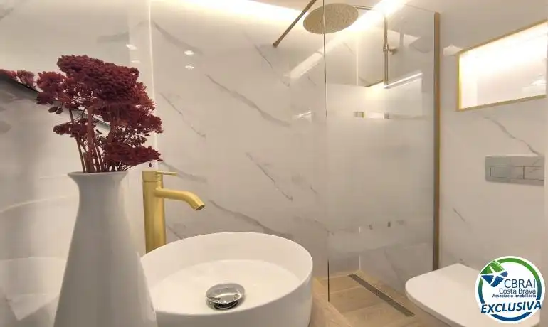 Bathroom of Apartments for sale in Empuriabrava  with Air Conditioner, Heating and Parquet flooring