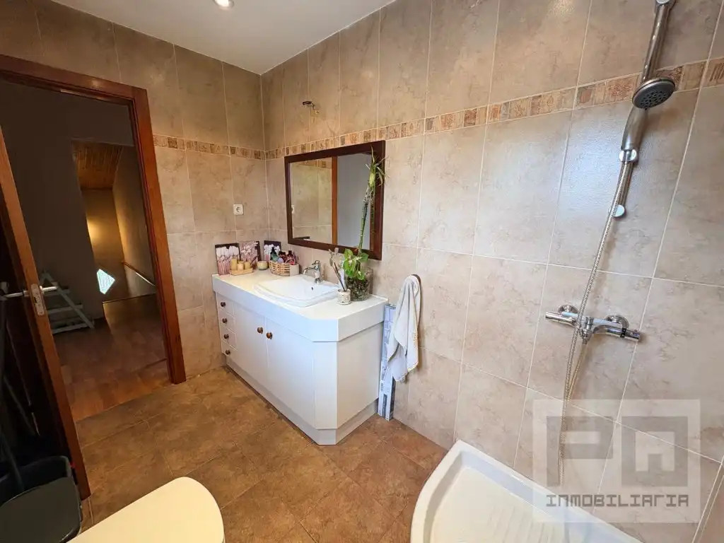 Badezimmer von Haus oder Chalet zum Verkauf in Las Navas del Marqués  mit Ofen, Waschmaschine und Mikrowelle