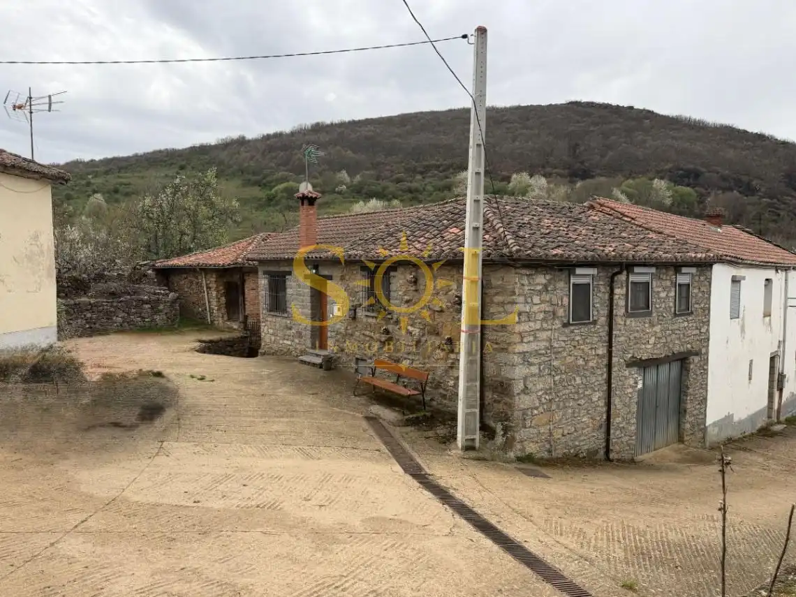 Vista exterior de Casa o xalet en venda en Los Barrios de Luna  amb Calefacció i Moblat