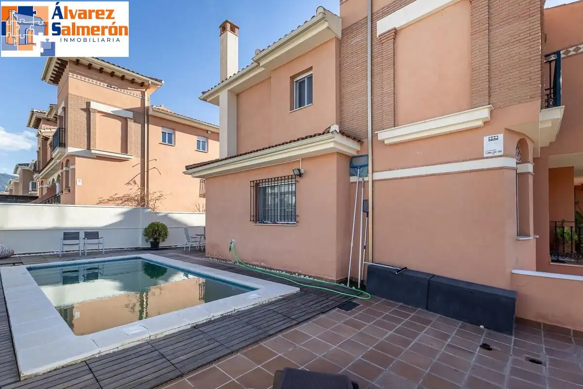 Vista exterior de Casa adosada en venta en Huétor Vega con Aire acondicionado, Terraza y Trastero