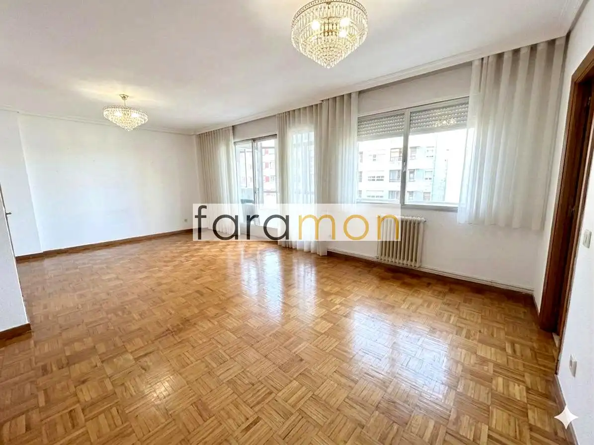 Sala d'estar de Pis en venda en Vigo  amb Calefacció, Parquet i Terrassa