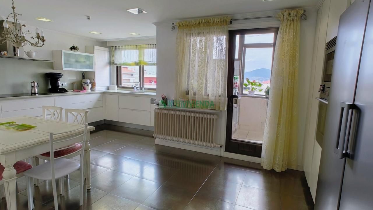 Cuina de Dúplex en venda en Vigo  amb Aire condicionat, Calefacció i Parquet