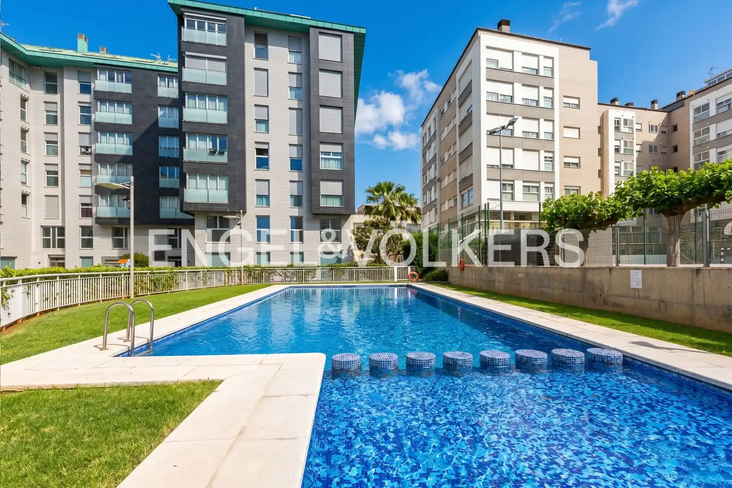 Piscina de Pis en venda en Vila-real amb Aire condicionat, Calefacció i Jardí privat